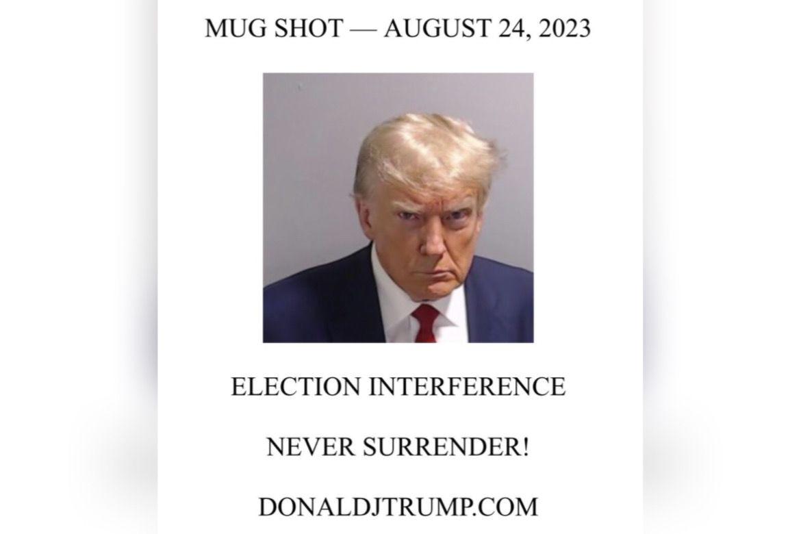 Trump regresa a Twitter con su foto bajo arresto policial