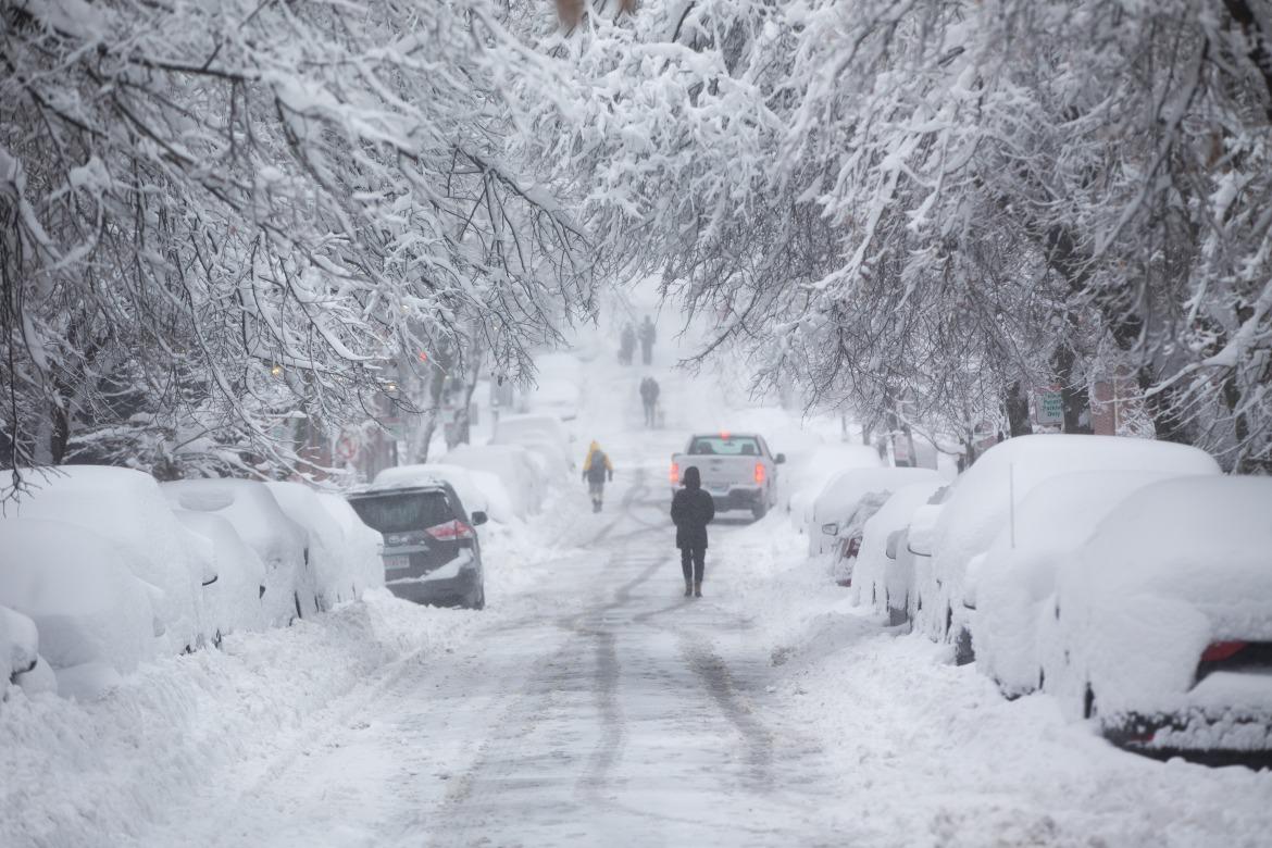 Una tormenta invernal con dañinas nevadas avanza hacia el este en EEUU