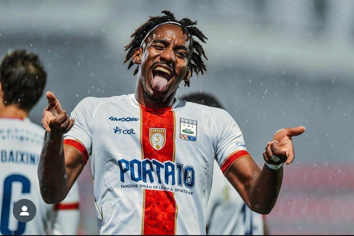 Bryan Róchez se luce con doblete y asistencia en goleada de su club