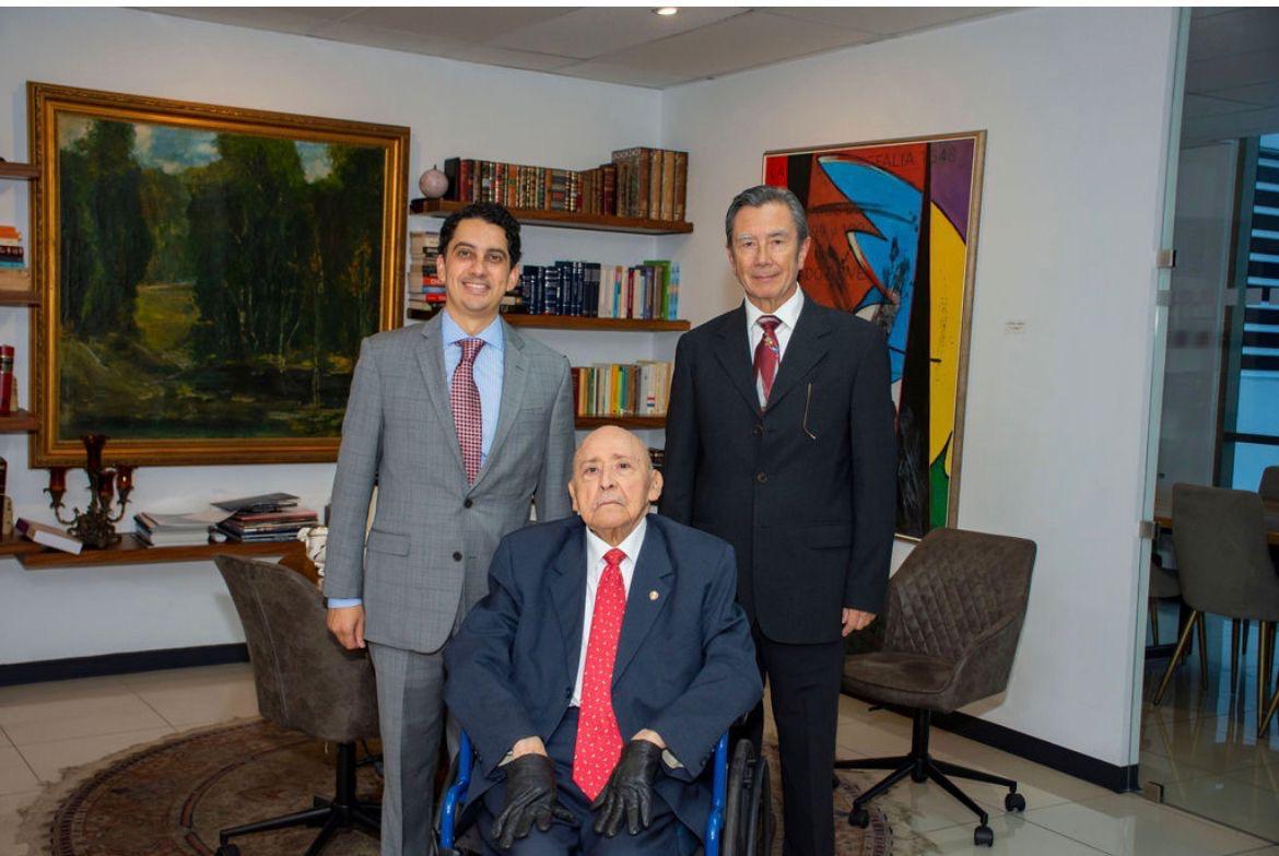 Rinden homenaje al embajador y escritor Rafael Leiva Vivas