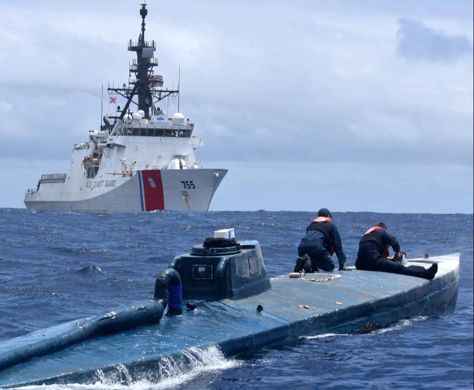Un narcosubmarino incautado y desmantelado durante las operaciones en mar abierto.