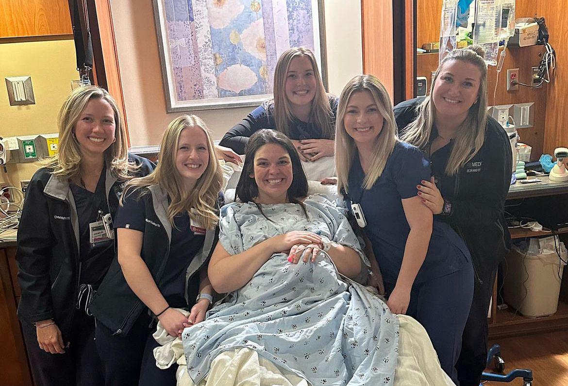 Kelsey Hatcher junto al personal médico del hospital que atendió su doble parto en Estados Unidos.