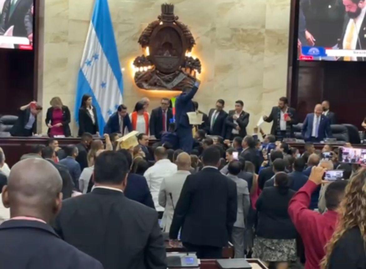 Zafarrancho de diputados opositores y oficialistas en la sesión legislativa del miércoles 10 de agosto en el Congreso Nacional.