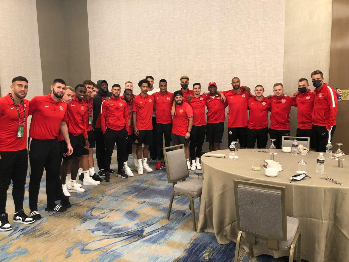 Martínez le ha cortado el pelo a los jugadores de la selección de Canadá.