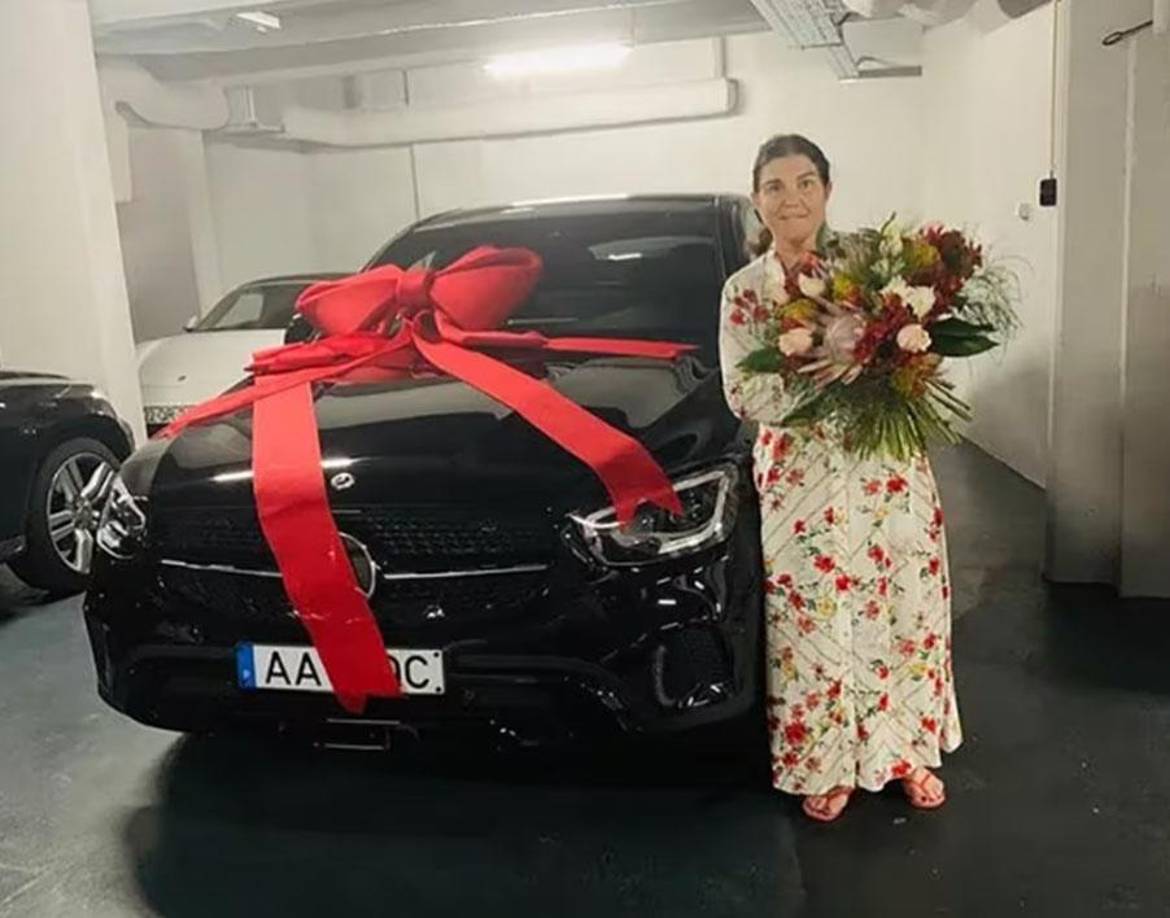 La madre de Cristiano Ronaldo recibió por parte del jugador un impresionante Mercedes valuado en poco más de 110 mil dólares (100.000 euros).