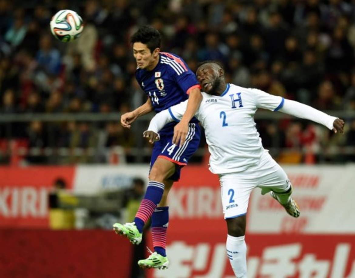 Yoshinori Muto y Wilmer Crisanto saltan por la pelota.