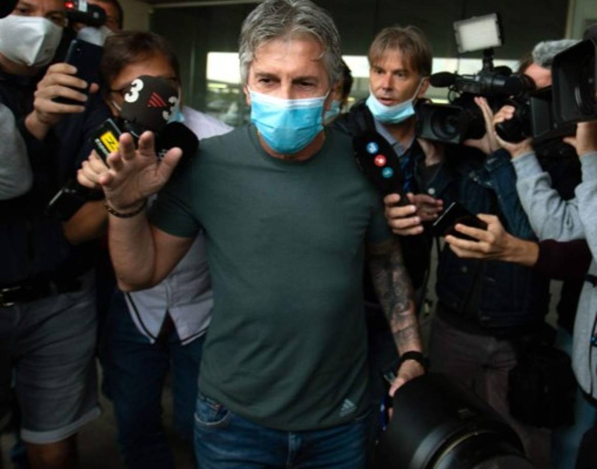 Decenas de periodistas cubrieron la llegada a Barcelona del papá de Messi y por ratos el también agente del jugador argentino mostró su malestar por estar siendo persegudido.<br/>