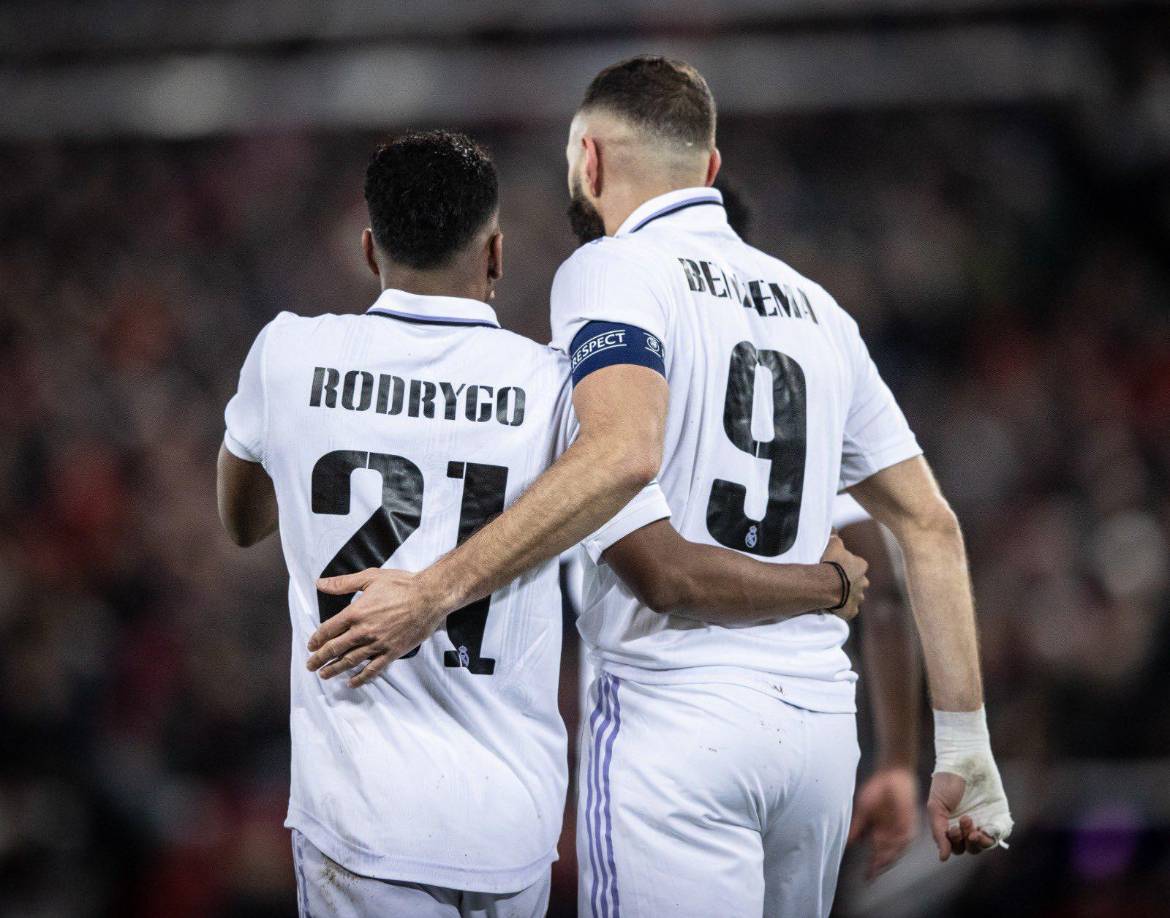 “KB9!!! Muchas gracias por todos los momentos que pudimos vivir juntos! Gracias por cada lección, cada gol, asistencia, títulos que ganamos juntos y hasta por el privilegio de ser parte de tu Balón de Oro”, escribió el brasileño Rodrygo Goes en su cuenta oficial de Twitter.