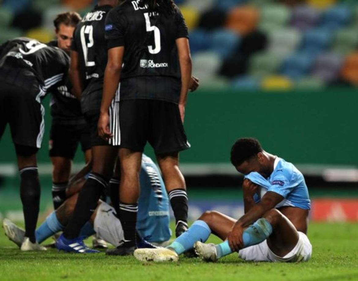 Los jugadores del Lyon tuvieron un buen gesto consolando a Gabriel Jesús y Sterling.