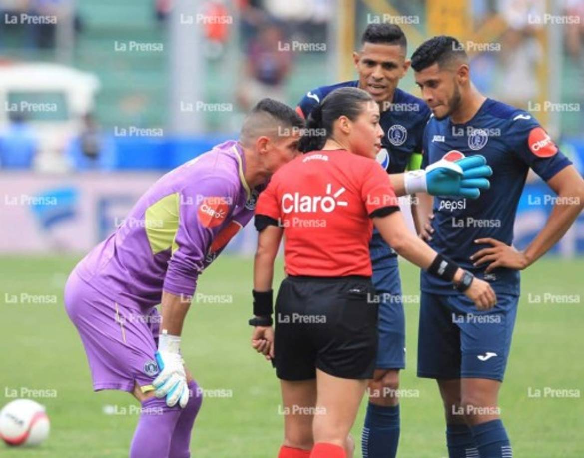 Sus primeros arbitrajes en partidos internacionales los realizó en la Copa de Algarve en Portugal.