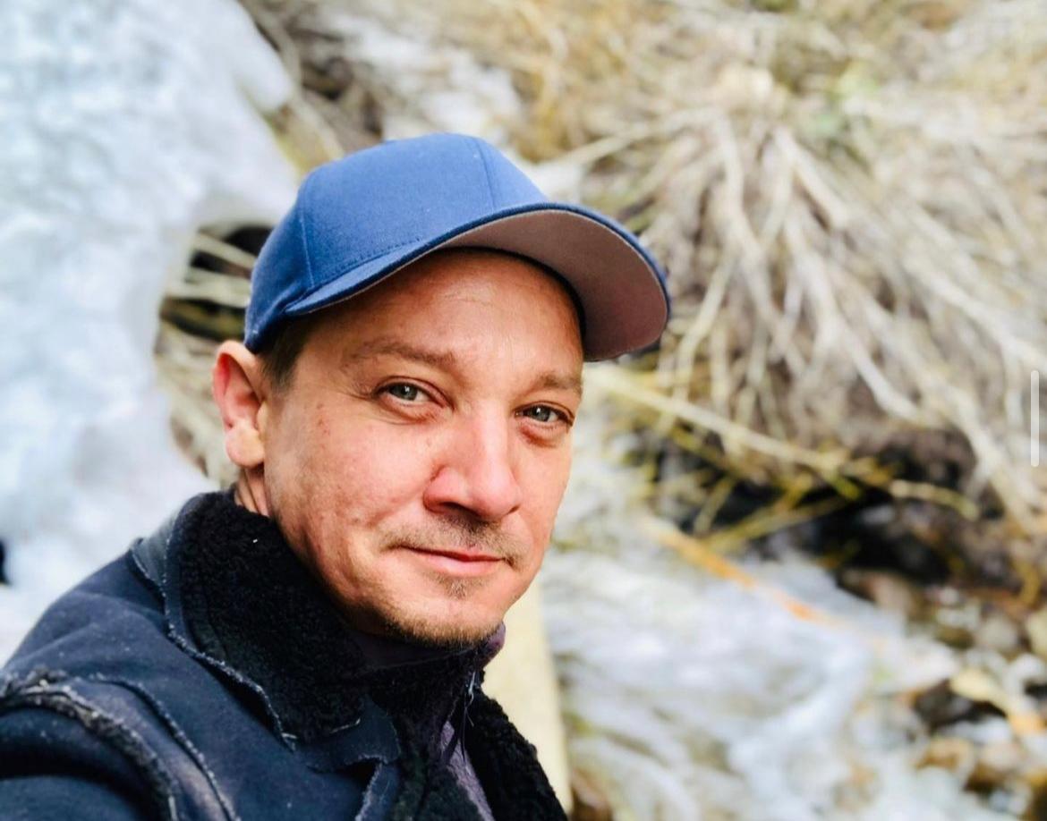 También interpretó el papel de Clint Barton, el superhéroe Ojo de Halcón, en varias películas de Marvel y en una reciente miniserie.