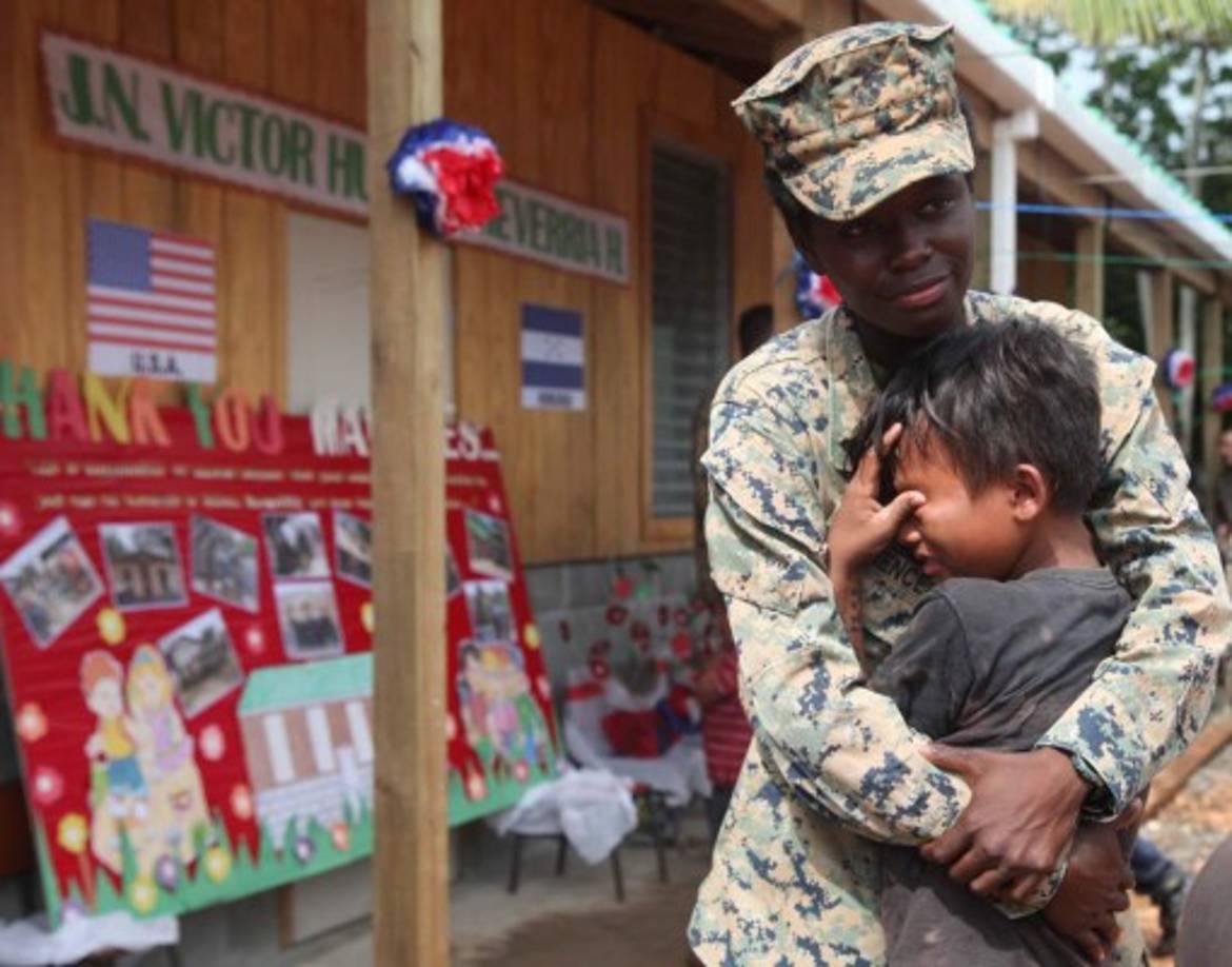 Este pequeño llora al despedirse de una infante de la Marina de los Estados Unidos.