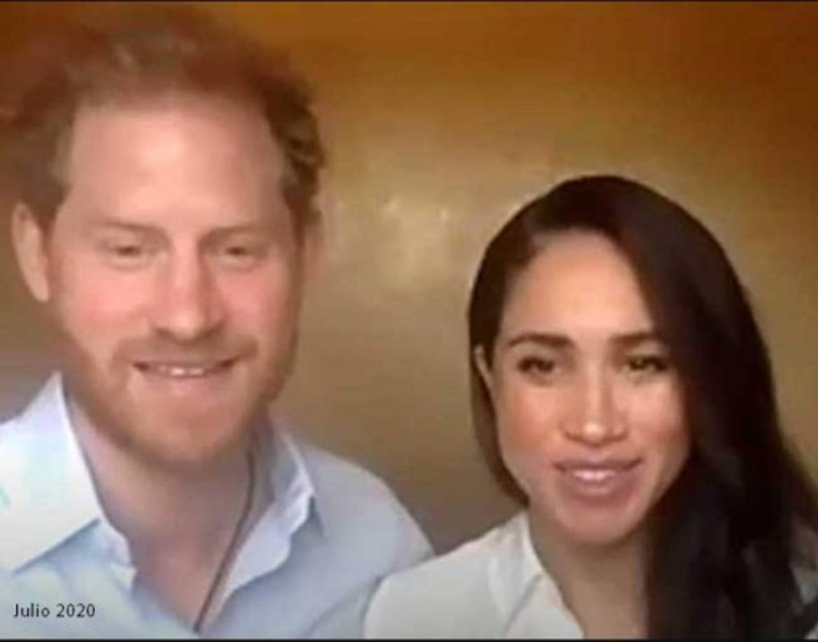 Ahora parece haber hecho otro cambio sutil a su imagen que afecta a su larga melena, que vuelve a lucir ladeada sobre un hombro, con la raya a un lado y parte del pelo metido tras la oreja.