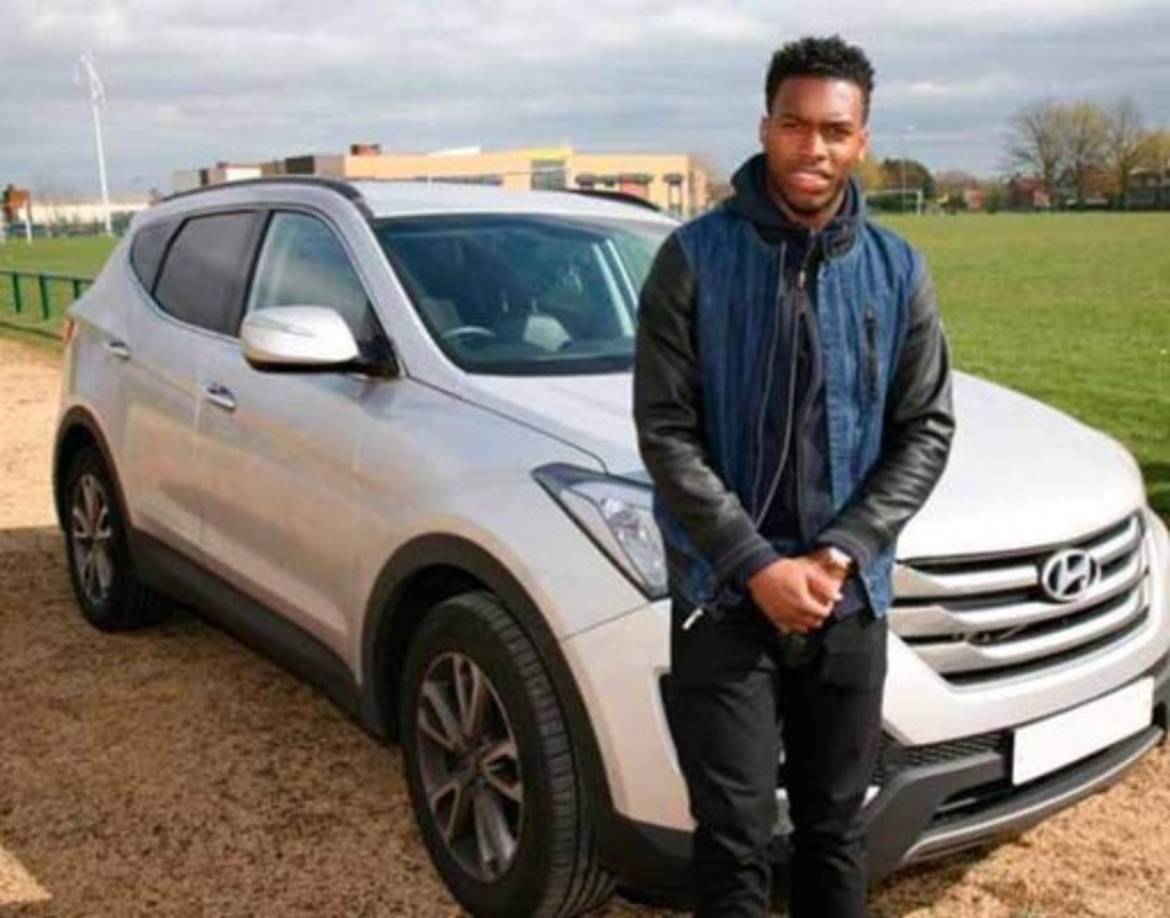 Daniel Sturridge: El delantero llega a los entrenamientos en una SUV Hyundai.
