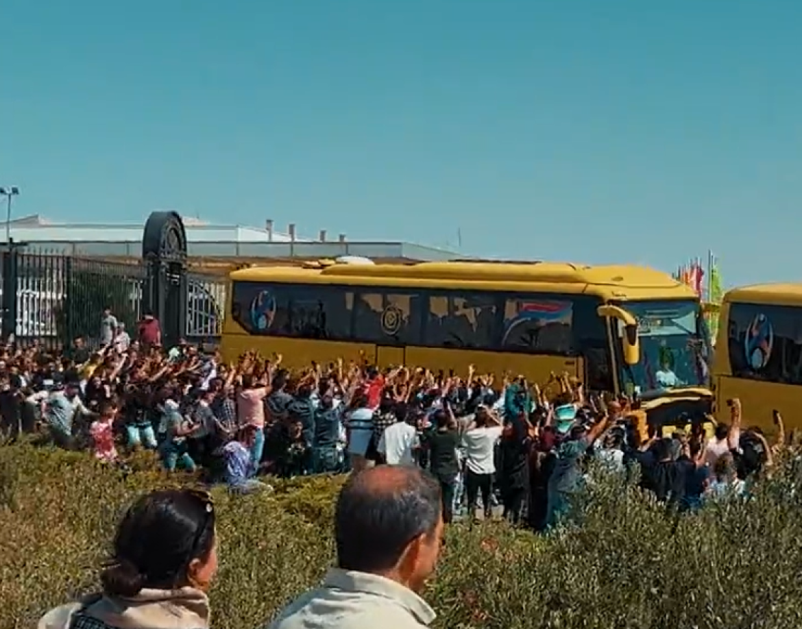 Las imágenes de caos en Irán de los cientos de aficionados en persecución al autobús del Al Nassr.