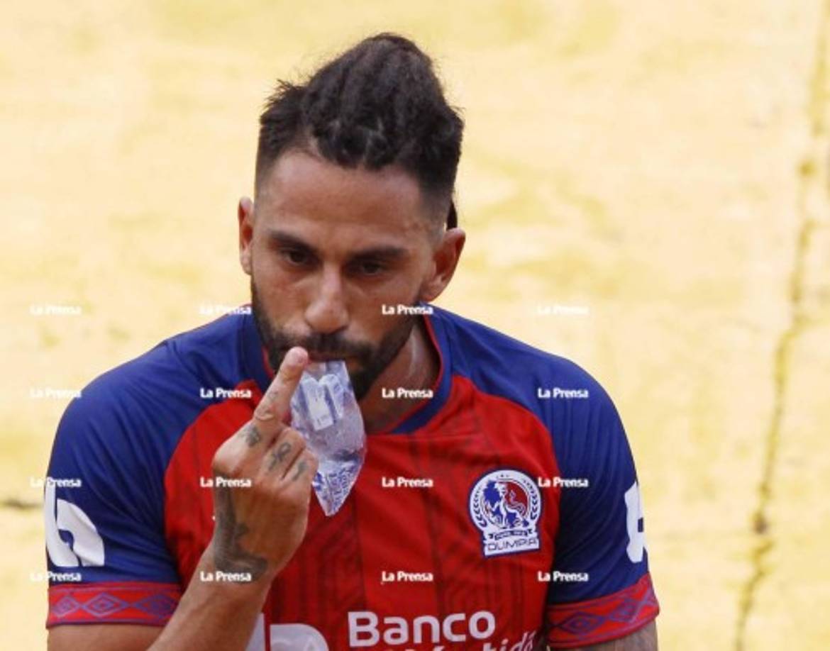 El defensa argentino Jonathan Ferrari fue expulsado en el Olimpia contra el Marathón y así abandonó el campo, con un gesto obsceno.