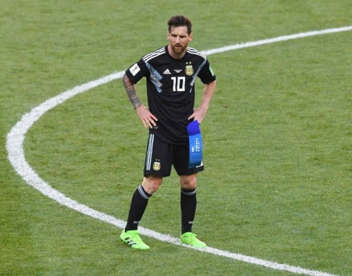 Messi se quedó por unos minutos en el centro del campo al final del juego ya que no soportó el duro golpe de empatar ante Islandia.