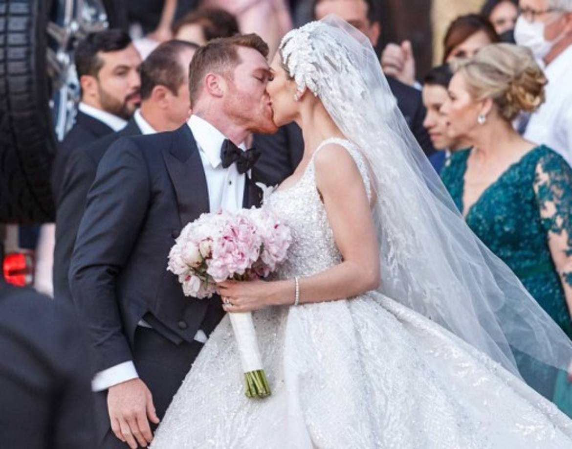 El mexicano Saúl 'Canelo' Álvarez, mejor boxeador libra por libra a día de hoy, se casó el sábado con su pareja Fernanda Gómez en una ceremonia privada en la Catedral de Guadalajara, occidente de México.