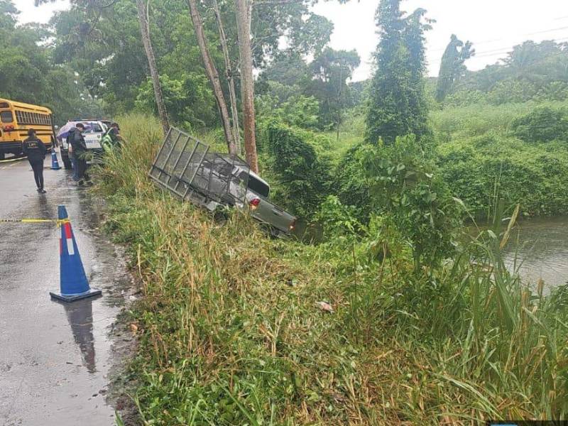 El carro en el que se conducia Andrés Sarmiento como pasajero, quedó a un costado de la carretera.