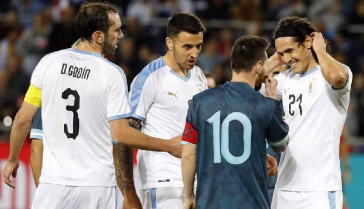 Cerca del final de primer tiempo, Messi y Cavani se venían diciendo un par de cosas. Pero el cruce de palabras fue subiendo de tono después de una falta que le hicieron al crack argentino.
