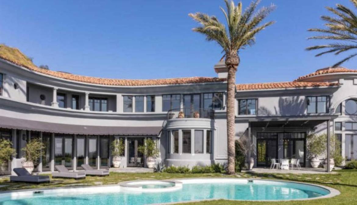Jenner compró su primera mansión en 2016 a un precio de 6 millones de dólares en Calabasas, misma ciudad donde reside su hermana mayor, Kourtney. La propiedad incluía 6 habitaciones y 7 baños.