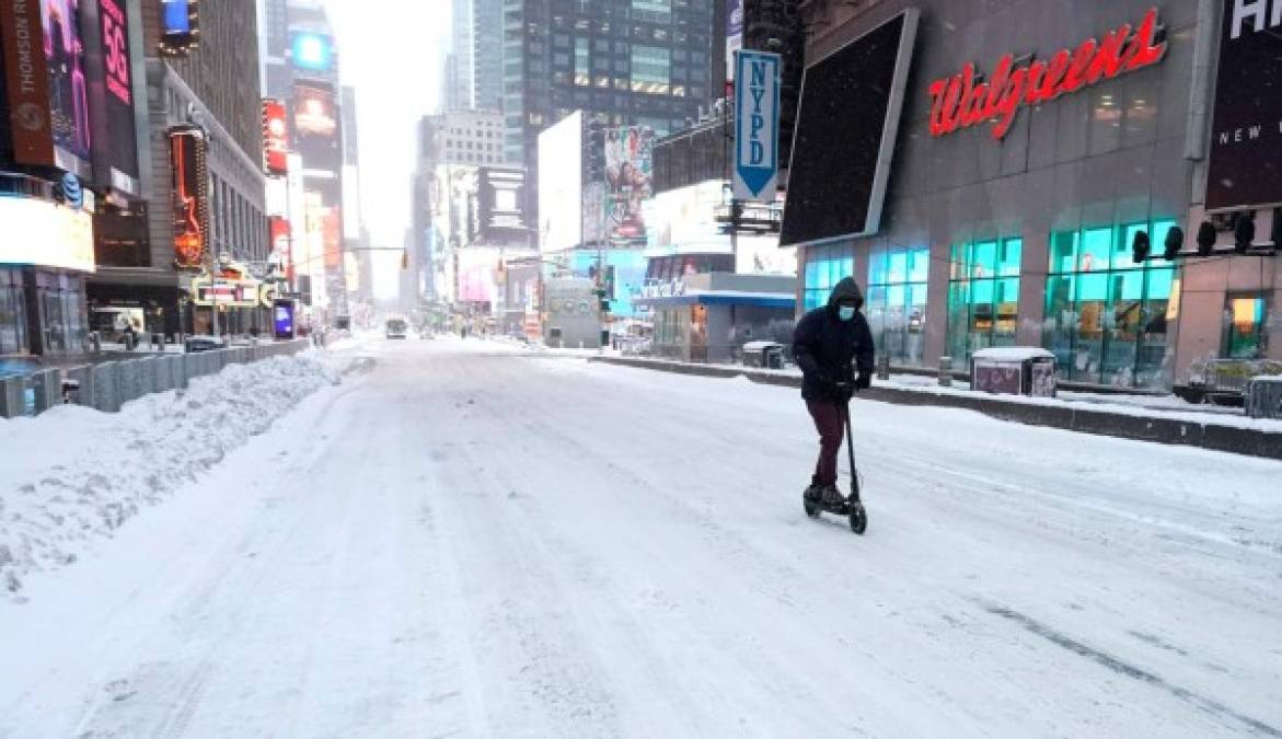 La tormenta invernal, que se mueve sobre Nueva York, Pensilvania y otros estados del noreste, deja por ahora unos 30cm de nieve una semana antes de Navidad.