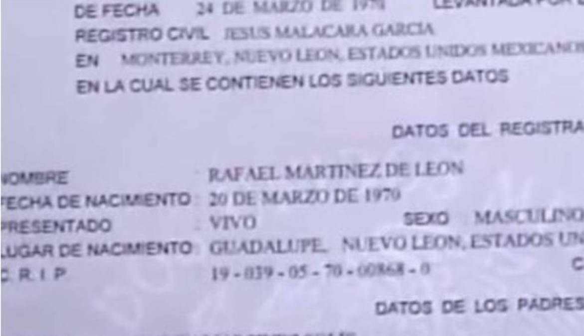 La vidente confesó que su nombre en Cuba era Rafael. Pese a que ella asegura haber nacido en la isla, un acta de nacimiento publicada años atrás por medios mexicanos, muestra que nació en Monterrey, Nuevo León.