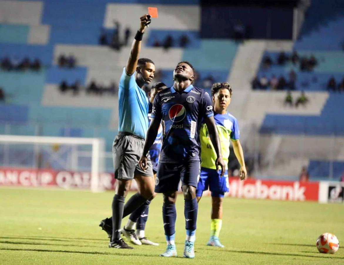 Carlos Mejía fue expulsado por el árbitro dominicano Randy Encarnación.