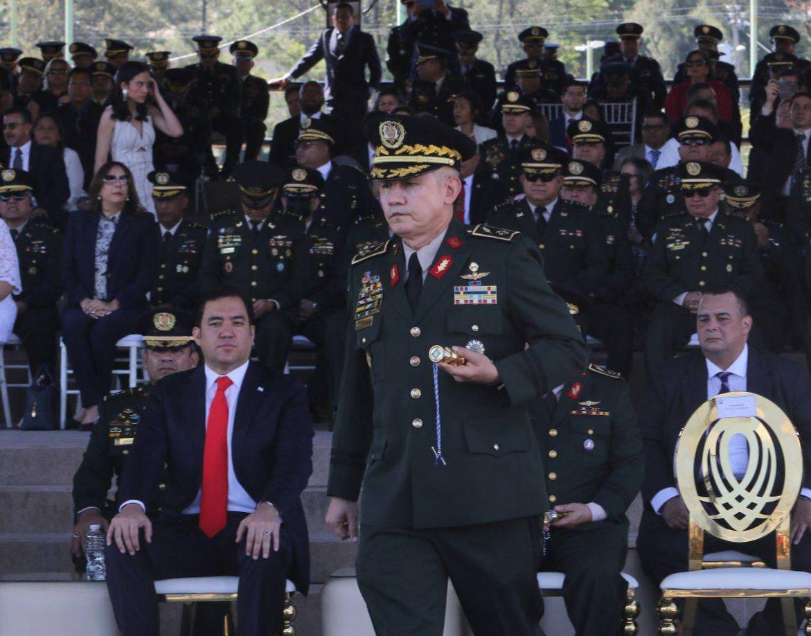 En su discurso, el nuevo Jefe del EMC expresó que recibía el bastón de mando en “símbolo de la autoridad delegada por el mando”, mientras que el vicealmirante José Jorge Fortín le incitó a “comandar la jefatura del Estado Mayor Conjunto con honor, lealtad y sacrificio”.