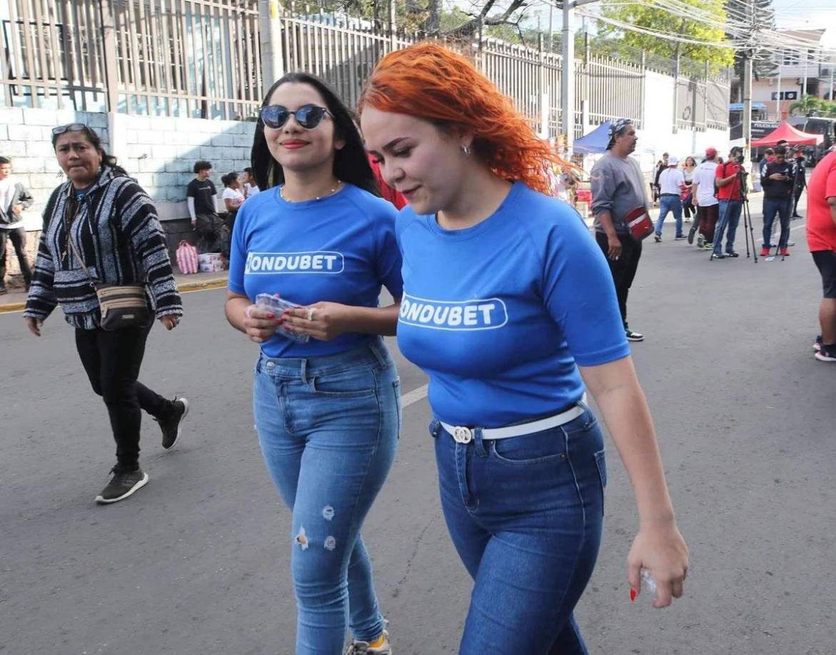 Las guapas edecanes que asistieron al estadio Nacional Chelato Uclés para la Gran Final Olimpia-Motagua.