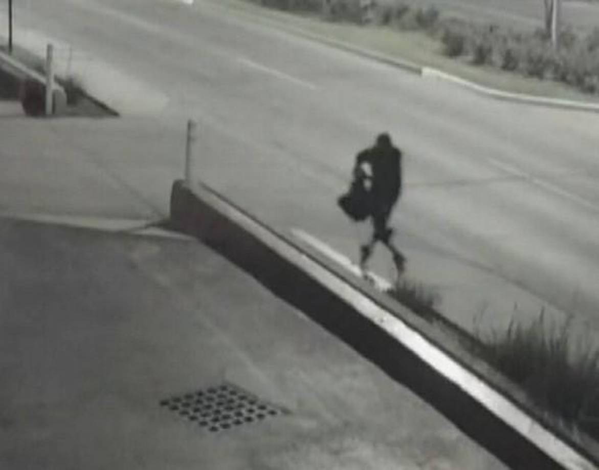 También aparece esta persona corriendo y la policía difundió las imágenes para que les ayuden a dar con su paradero.