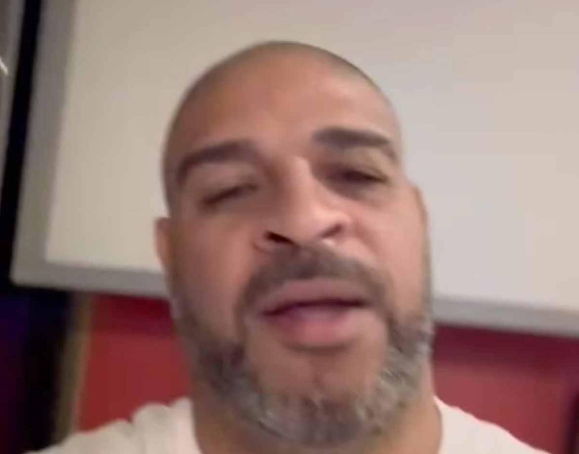  “¿Cómo llega una persona como yo al punto de beber casi todos los días? No me gusta dar explicaciones a los demás. Pero aquí va una. Bebo porque no es fácil ser una promesa que sigue en deuda. Y a mi edad, las cosas empeoran”, se preguntó Adriano.