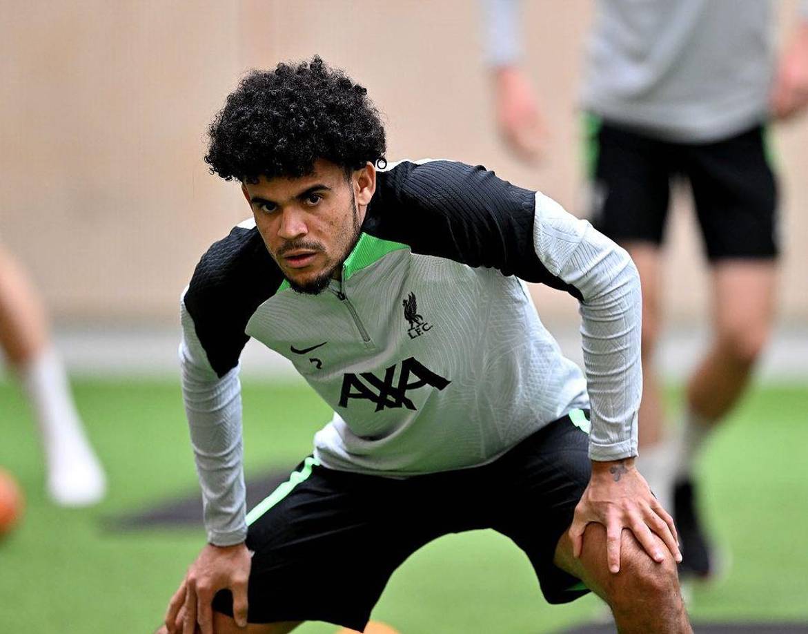 El futbolista colombiano arrancó como suplente en el duelo de visita ante el Luton, pero ingresó en los minutos finales, cuando su equipo caía por la mínima.