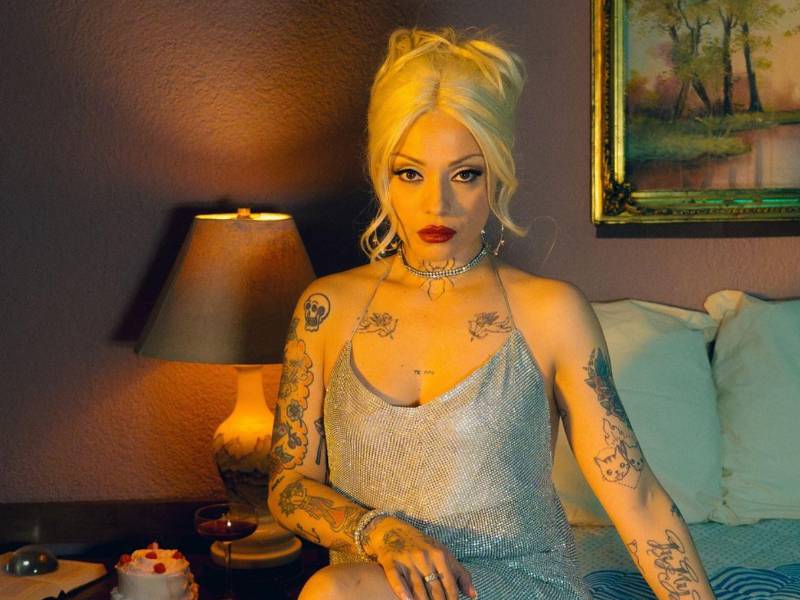 Mon Laferte, cuyo nombre real es Norma Monserrat Bustamante Laferte, nació el 2 de mayo de 1983 en Viña del Mar, Chile. Es una de las artistas latinoamericanas más influyentes de su generación, reconocida por su potente voz, su estilo ecléctico y la intensidad emocional de sus composiciones.