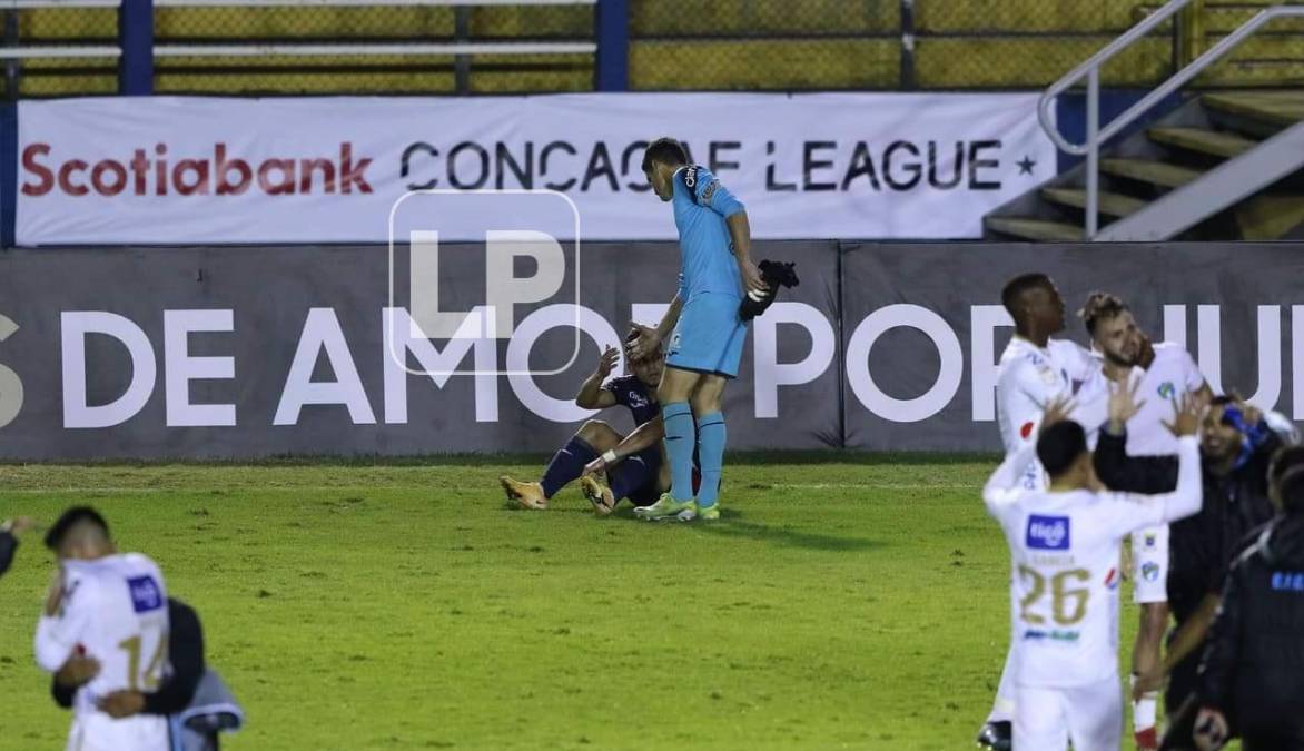 Jonathan Rougier le ayuda a Raúl Marcelo Santos a levantarse del suelo tras el final del partido.