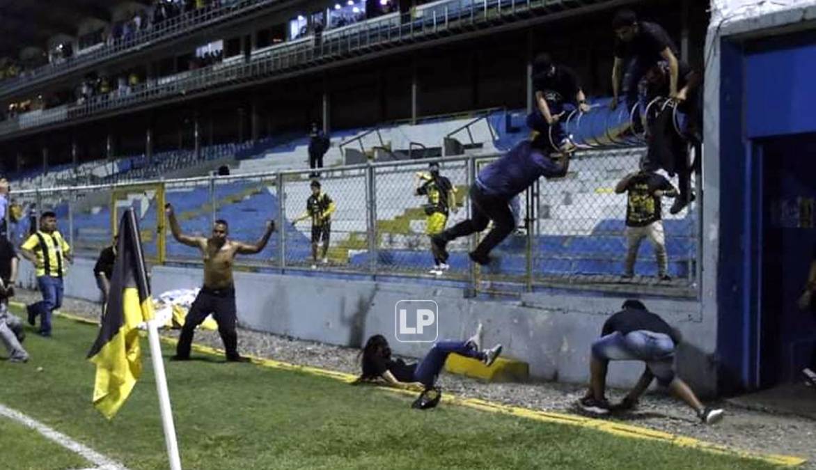 La chica cayó al suelo ante la violencia de los aficionados del Real España en un costado del estadio Morazán.