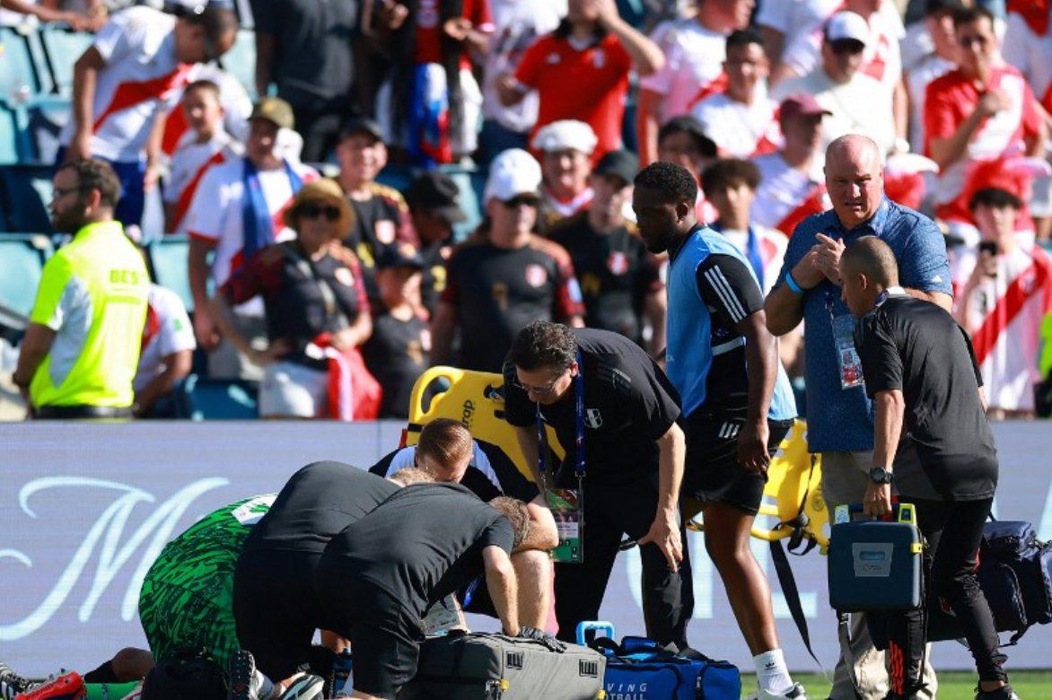 Susto en Copa América: Árbitro se desploma y se conoce la causa; portero fue clave