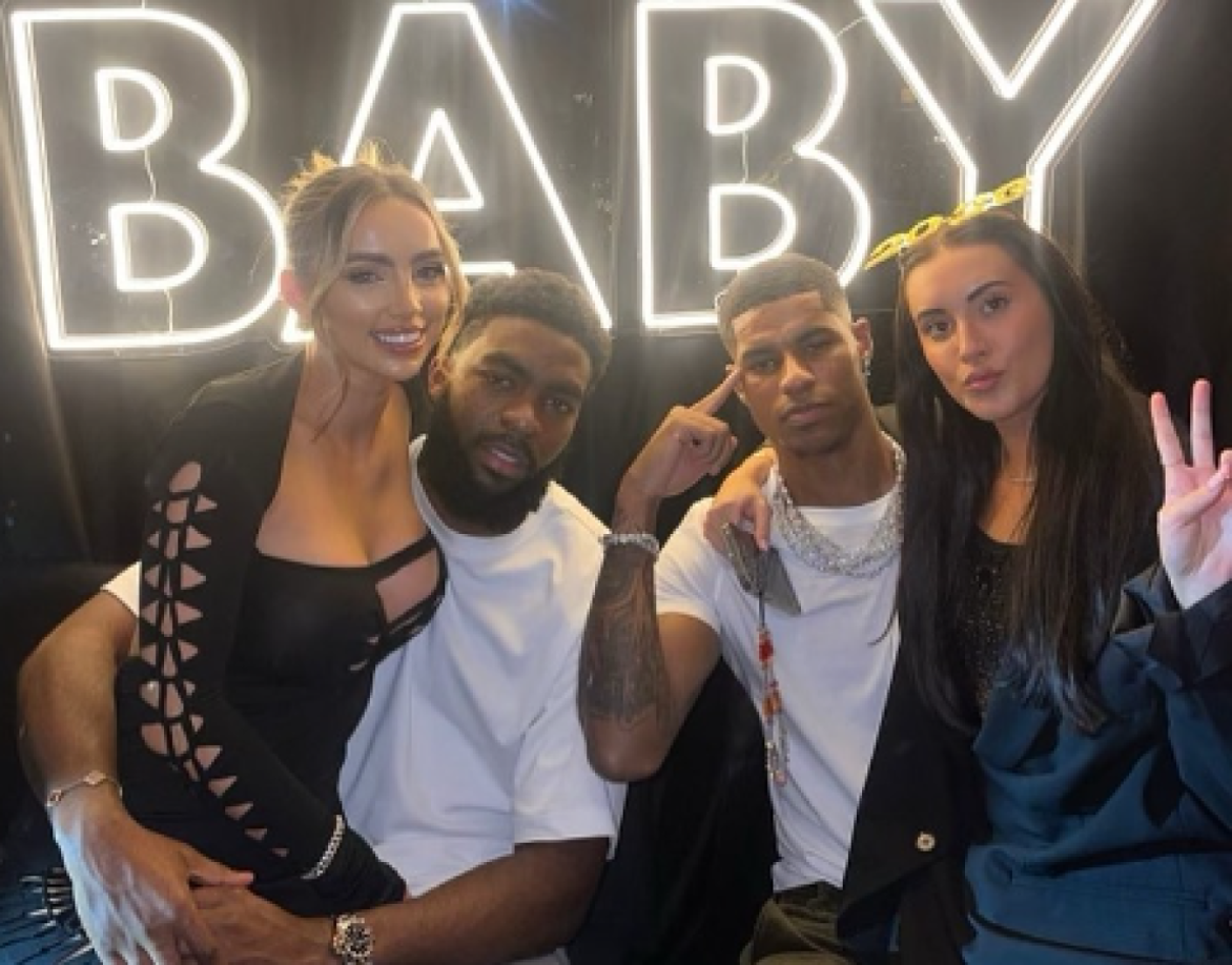 Rashford, que también estaba compartiendo con un grupo de amigos, le pidió al personal del club nocturno que acompañara a la jugadora a su sección VIP.