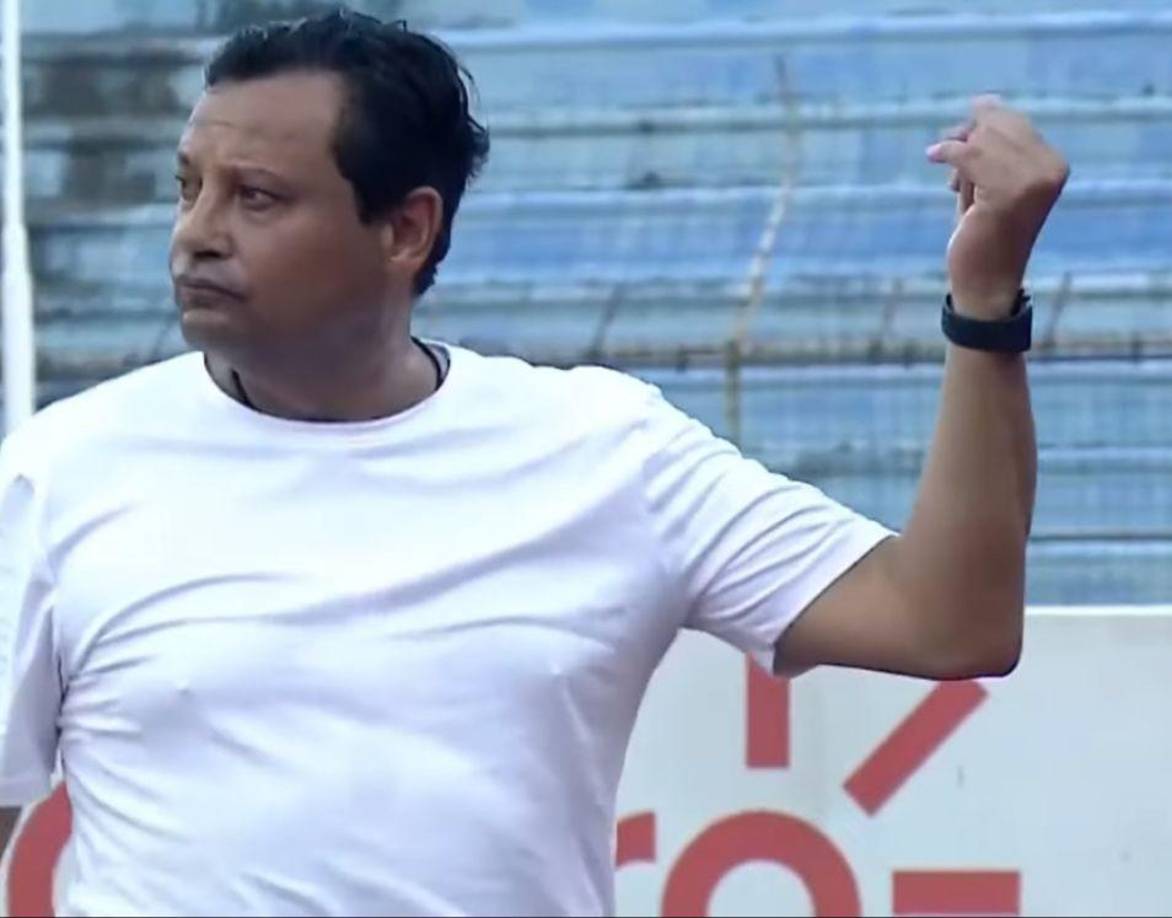 Jeaustin Campos, tras recibir la amonestación, se dio la vuelta e hizo un polémico gesto con las manos, (como si estuviera contando dinero). Un mensaje claro que iba dirigido para el árbitro, quien no se dio cuenta.