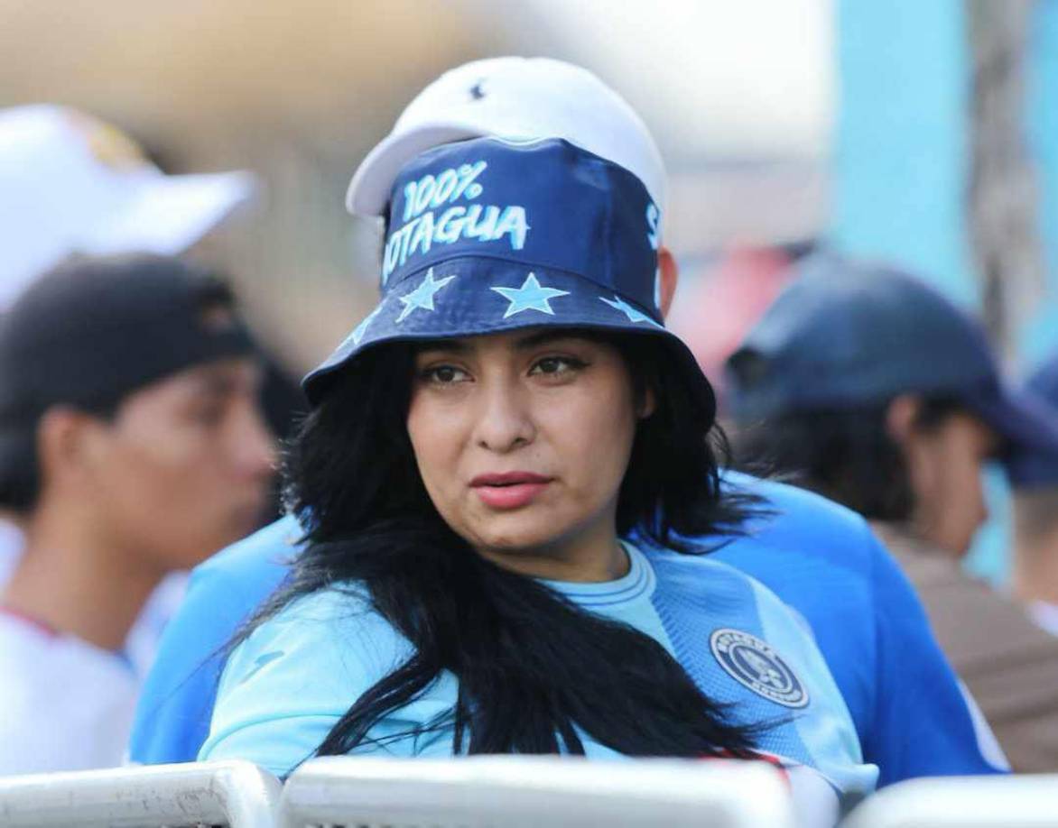 ¡Con todo y sombrerito! Así fue capturada esta fanática del Ciclón Azul en la previa de la gran final.