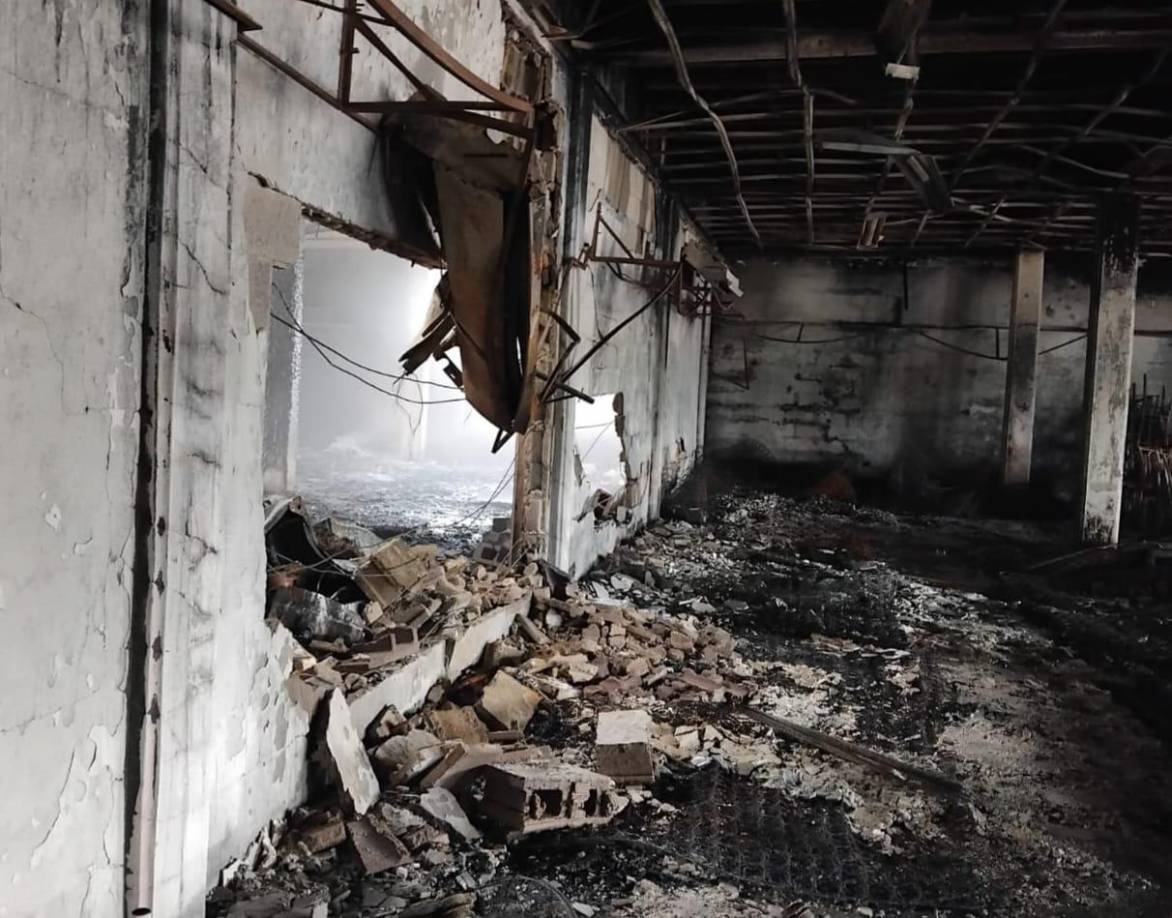 Investigadores del Cuerpo del Bombero señalaron que todavía investigan qué provocó el incendio, aunque adelantaron que se maneja que pudo ser por un corto circuito.