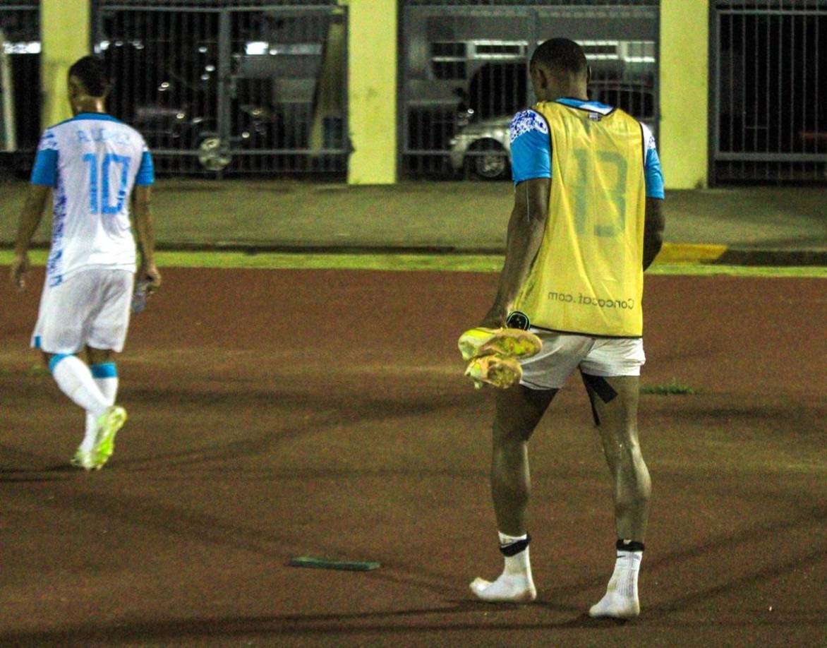 Ricky Zapata también se fue cabizbajo al no poder ganarle a los cubanos.