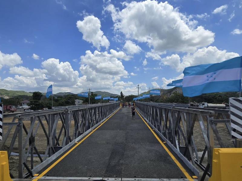 La nueva construcción del puente Bailey en la colonia Flor de Cuba, San Pedro Sula, Cortés.