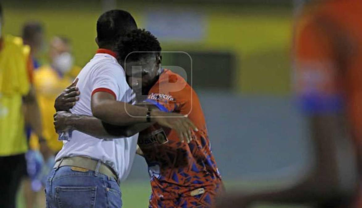 Marlon Ramírez le dio un abrazo a su entrenador Raúl Cáceres luego de darle la victoria a la UPN contra Honduras Progreso.