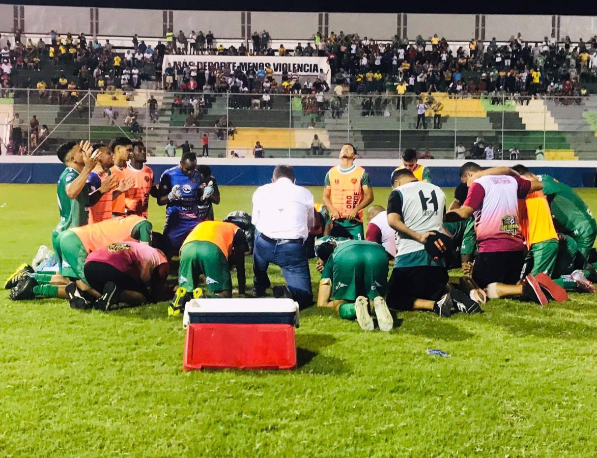 Futbolistas del Oro Verde tras finalizar el partido ante el Génesis de Comayagua.