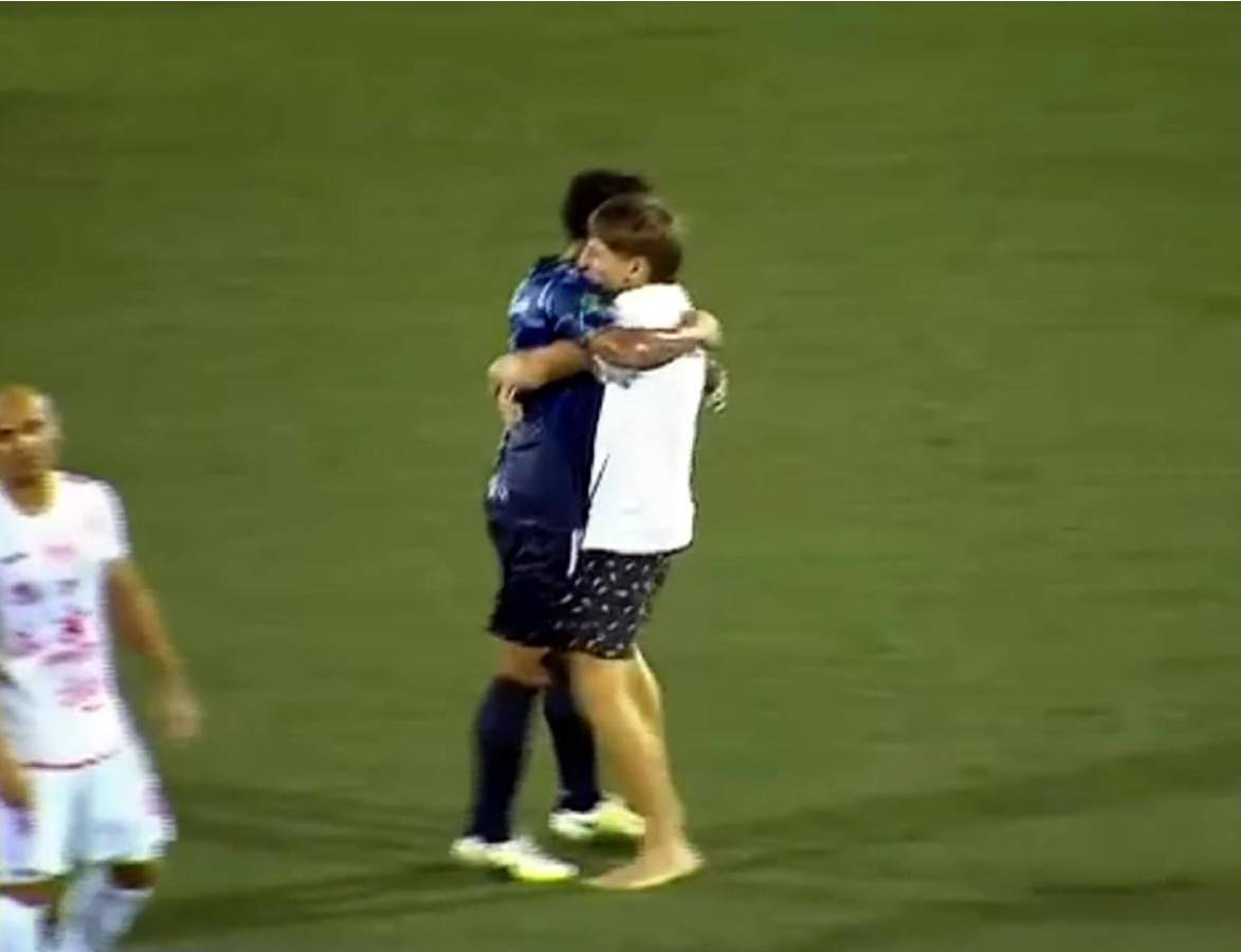 Hincha invade la cancha para abrazar al ‘Patón’ Mejía y detallazo del hondureño