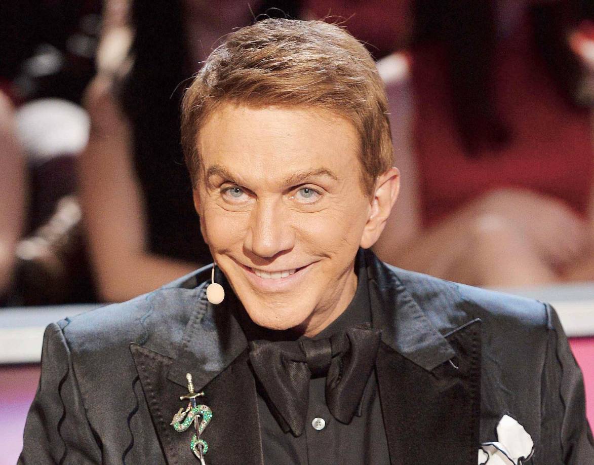 Y es que el llamado ‘Zar de la belleza’ otorgó una entrevista a “La Mesa Caliente”, de Telemundo, en donde no dudaron en preguntarle qué piensa al respecto a esta nueva decisión de los organizadores del Miss Universo. 