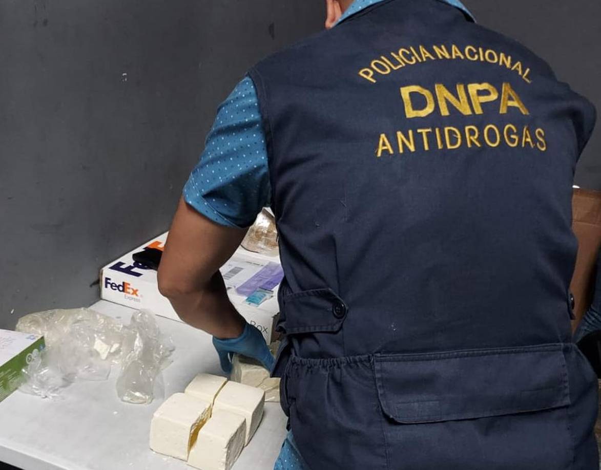 La mercancía ilegal iba dentro de encomienda de una empresa internacional de envíos.