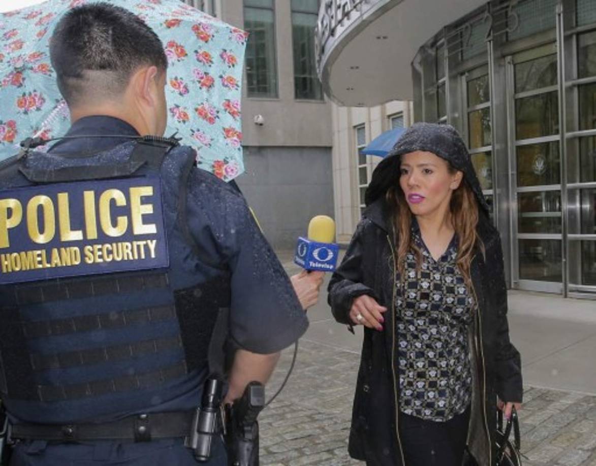 Según la versión que relata Rosa Isela, las habría abandonado a ella y a su madre cuando tenía cinco años.