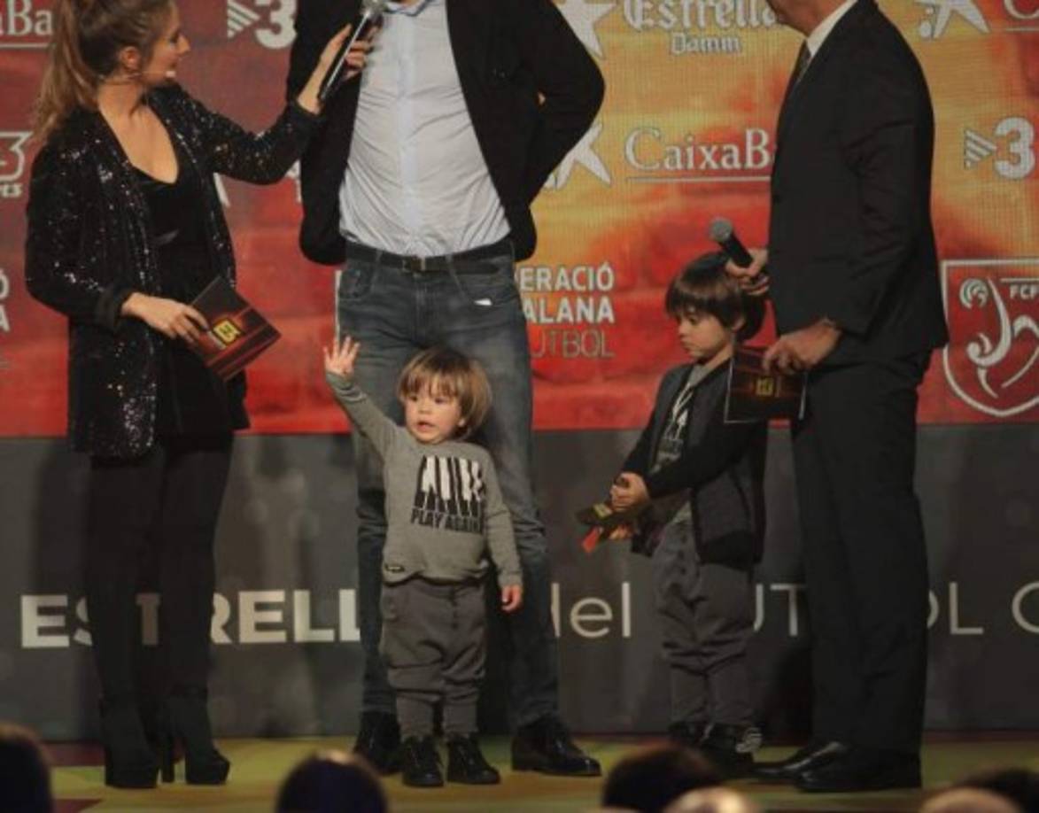 Fueron los verdaderos protagonistas. Milan y Sasha Piqué acompañaron a su papá el día que fue galardonado con el premio al mejor jugador catalán en la pasada temporada.